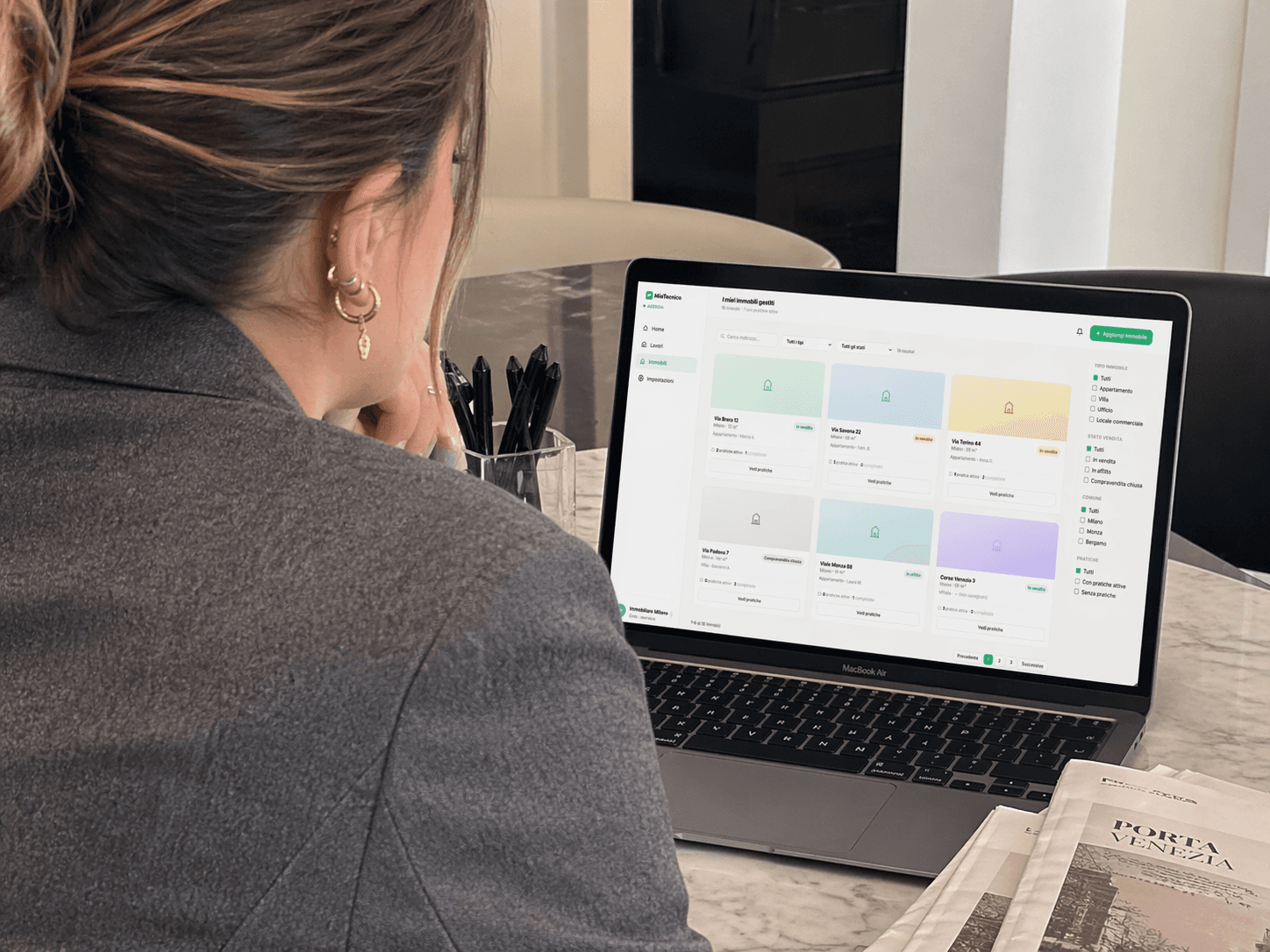 Agente immobiliare monitora lo stato delle pratiche tecniche dei propri clienti dalla dashboard MioTecnico su laptop