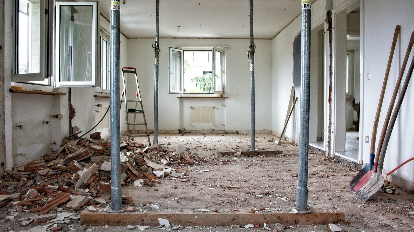 Stanza in demolizione con puntelli metallici e macerie