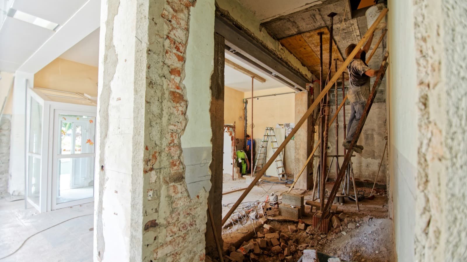 Stanza in demolizione con puntelli metallici e macerie