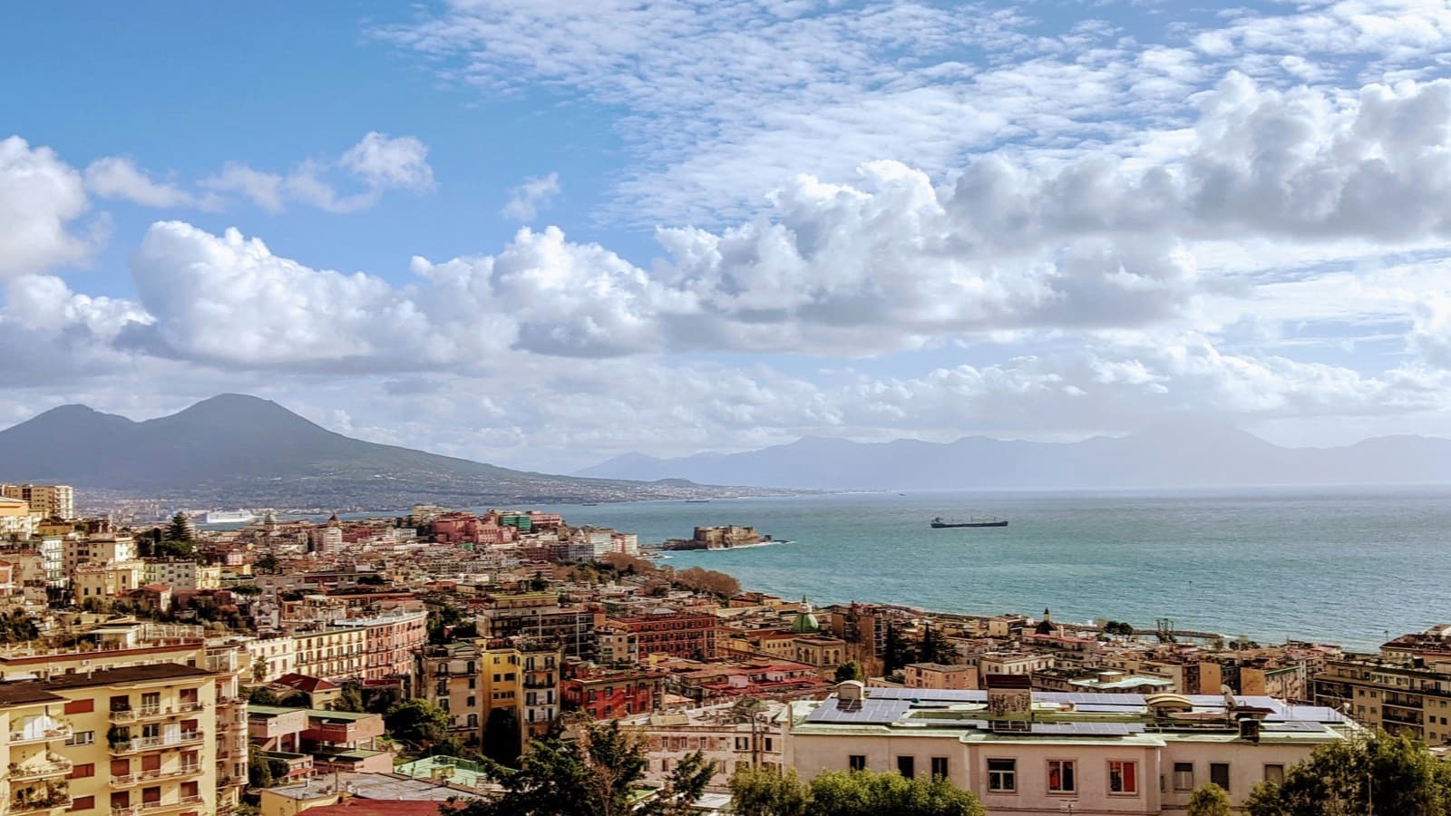 Veduta di Napoli dall'alto con il Vesuvio e il golfo