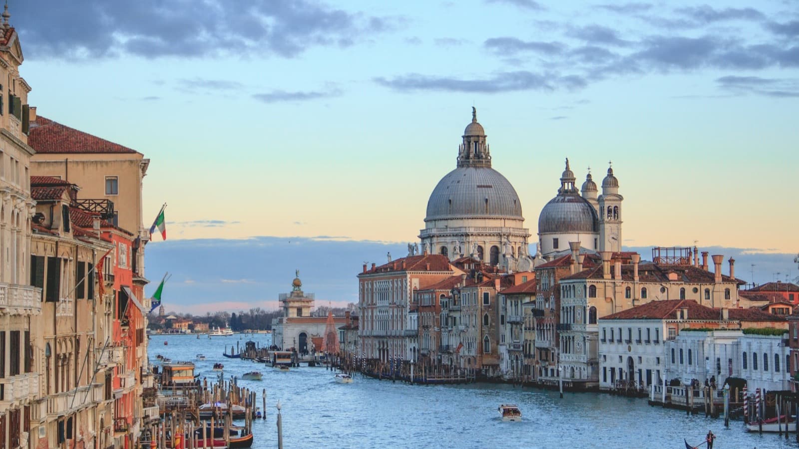 Il Canal Grande a Venezia con la basilica della Salute al tramonto