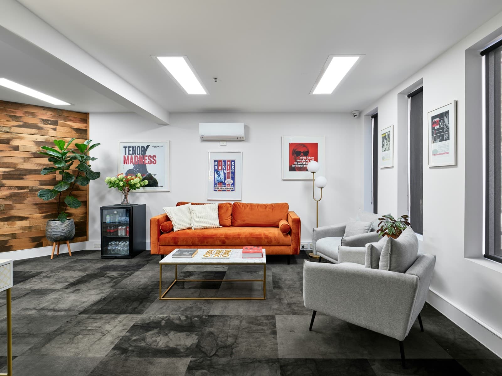 Ufficio di architettura con planimetrie e modelli sul tavolo