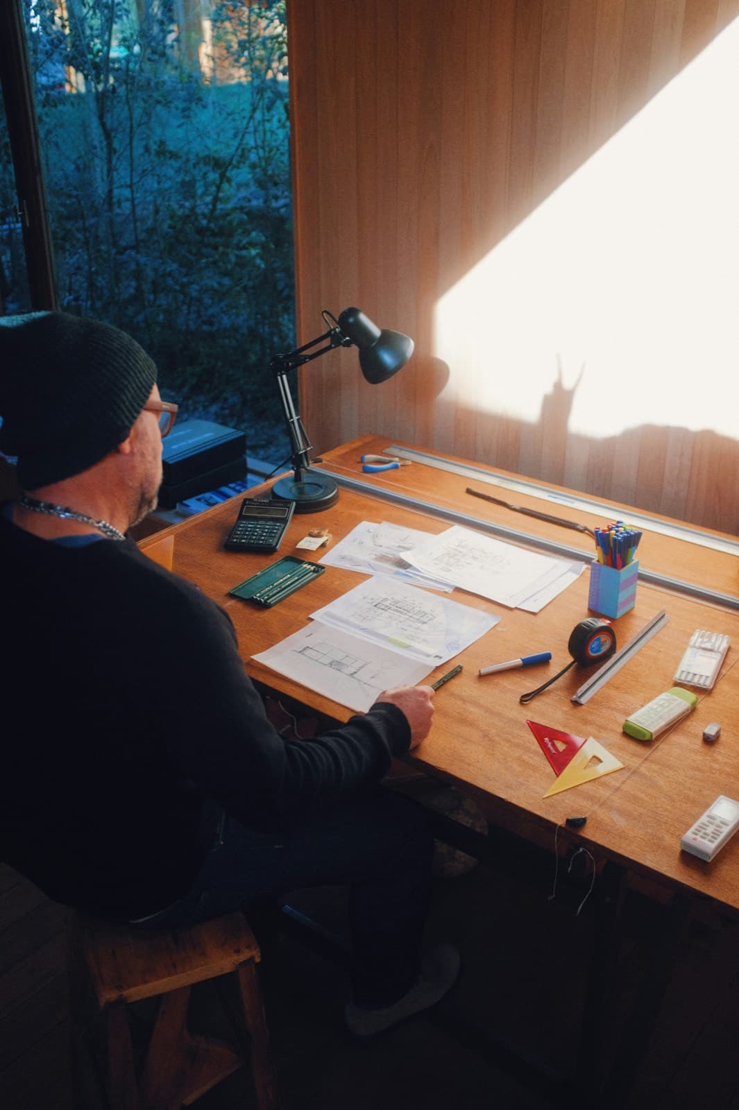 Tavolo da lavoro di uno studio di progettazione con planimetrie