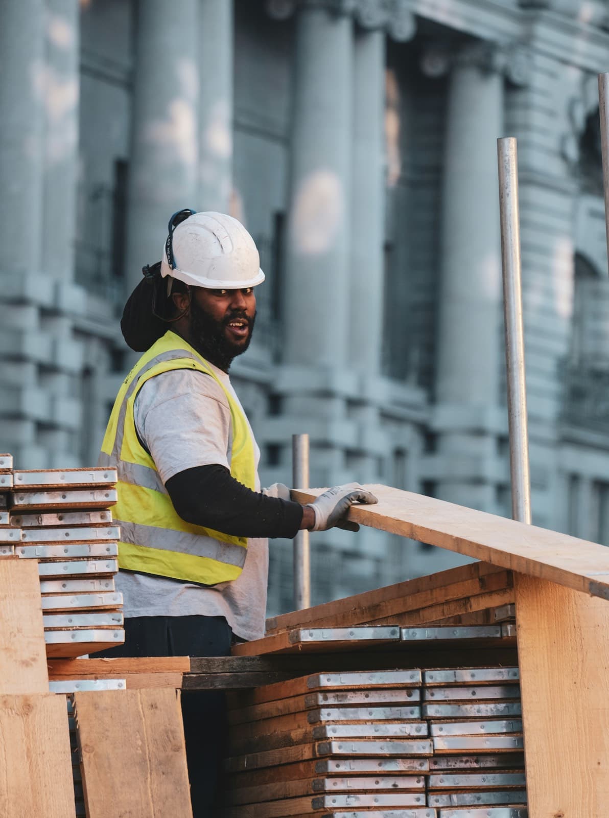 Ufficio di architettura con planimetrie e modelli sul tavolo