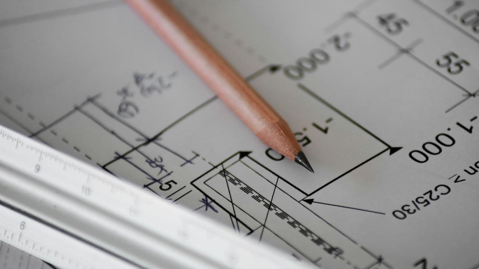 Disegni tecnici con quote su carta, righello e matita