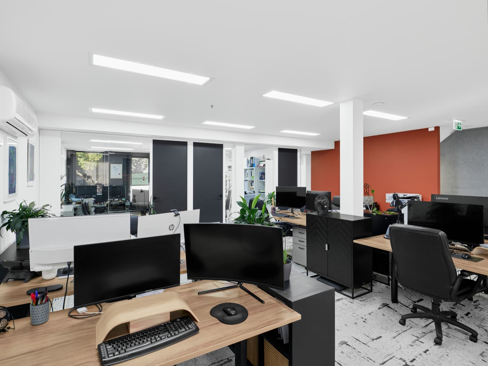 Tavolo da lavoro di uno studio di progettazione con planimetrie
