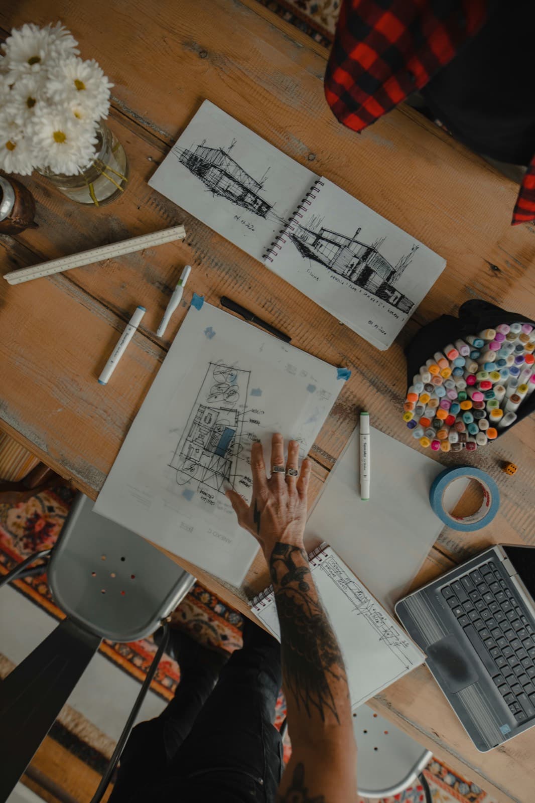 Ufficio di architettura con planimetrie e modelli sul tavolo
