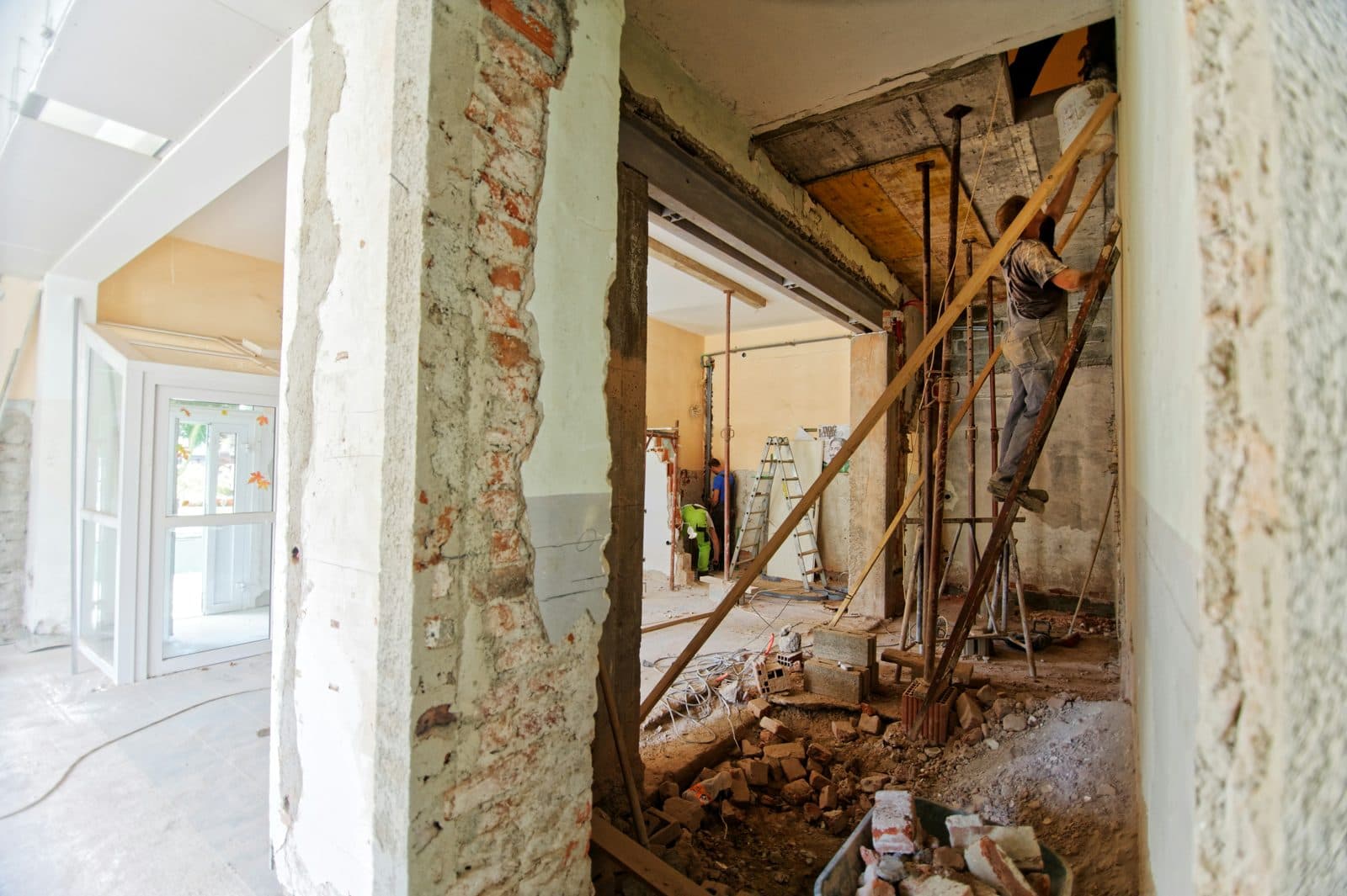 Cucina in ristrutturazione con teli protettivi e finestre