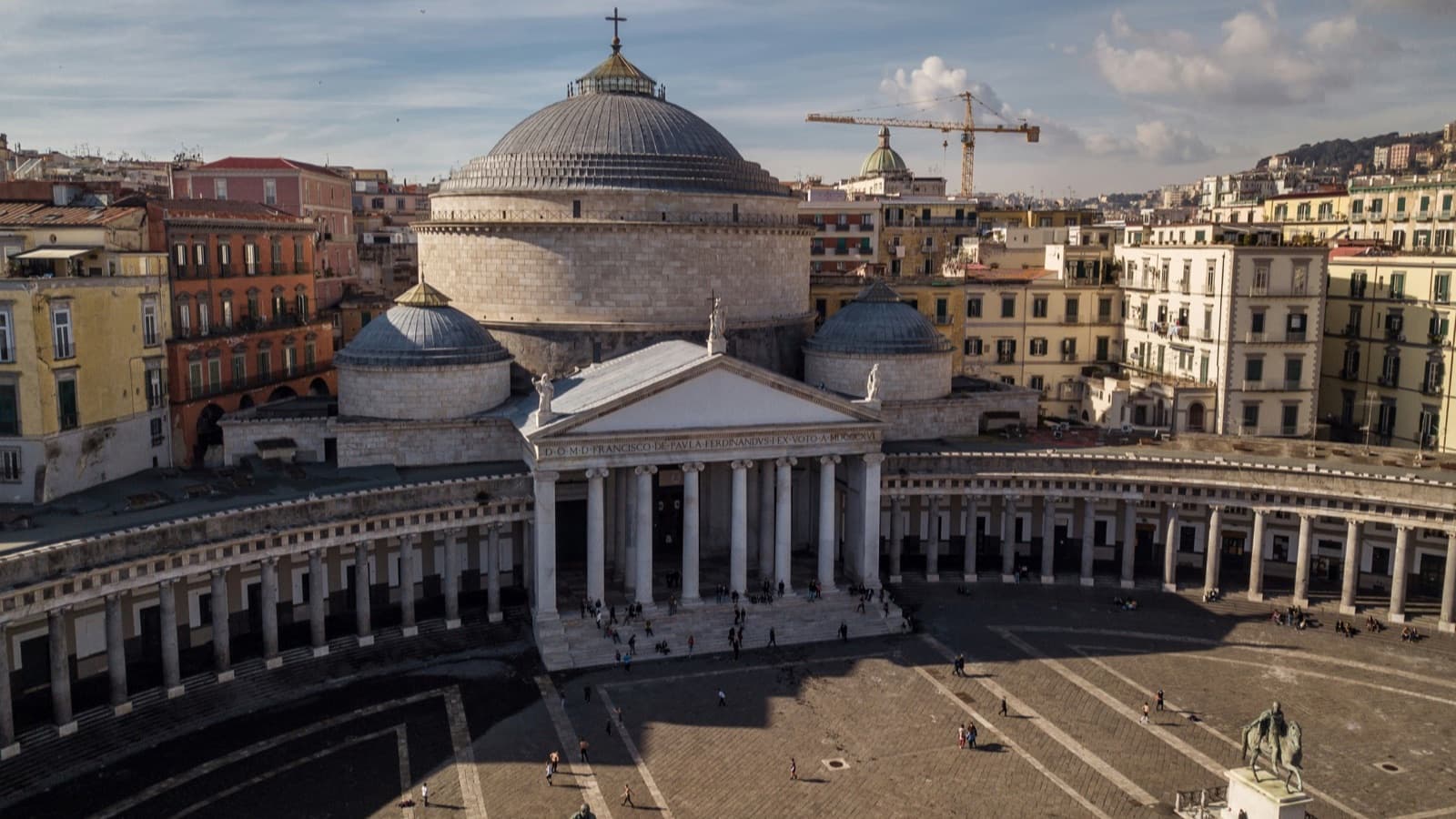 Veduta aerea di piazza del Plebiscito a Napoli con la basilica di San Francesco di Paola