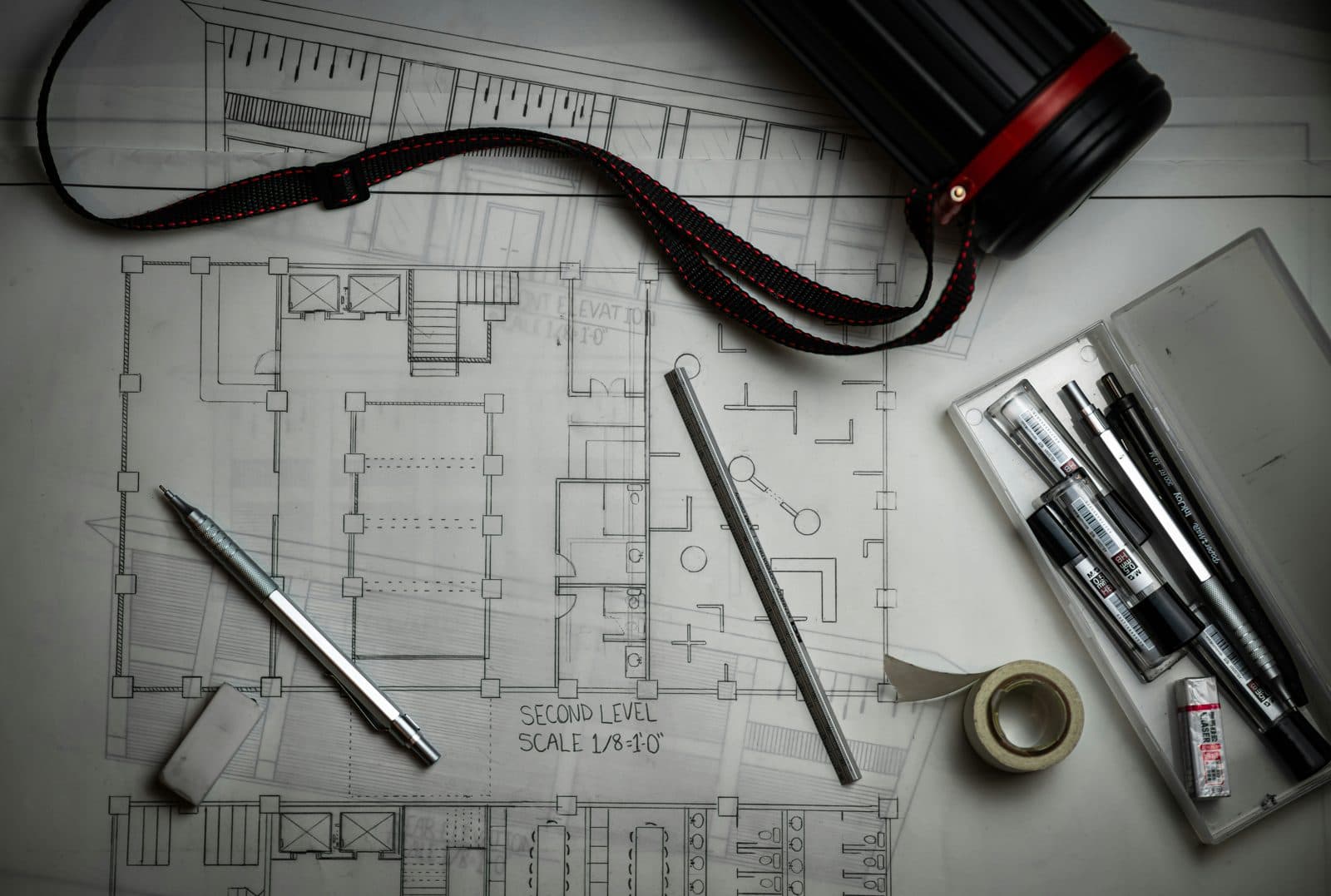 Planimetria, matite e attrezzi su un tavolo da disegno