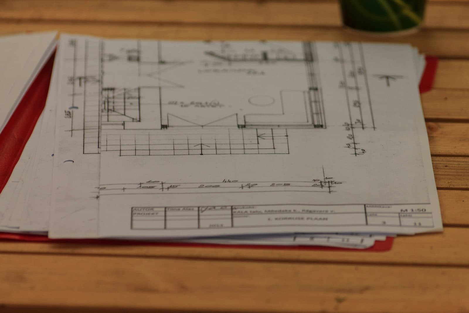 Disegni tecnici su un tavolo di legno