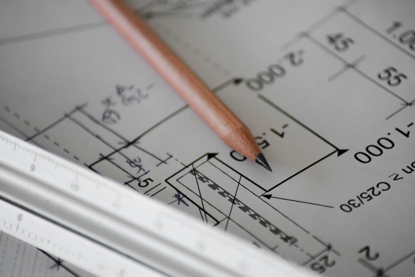 Righello e matita su un disegno tecnico quotato