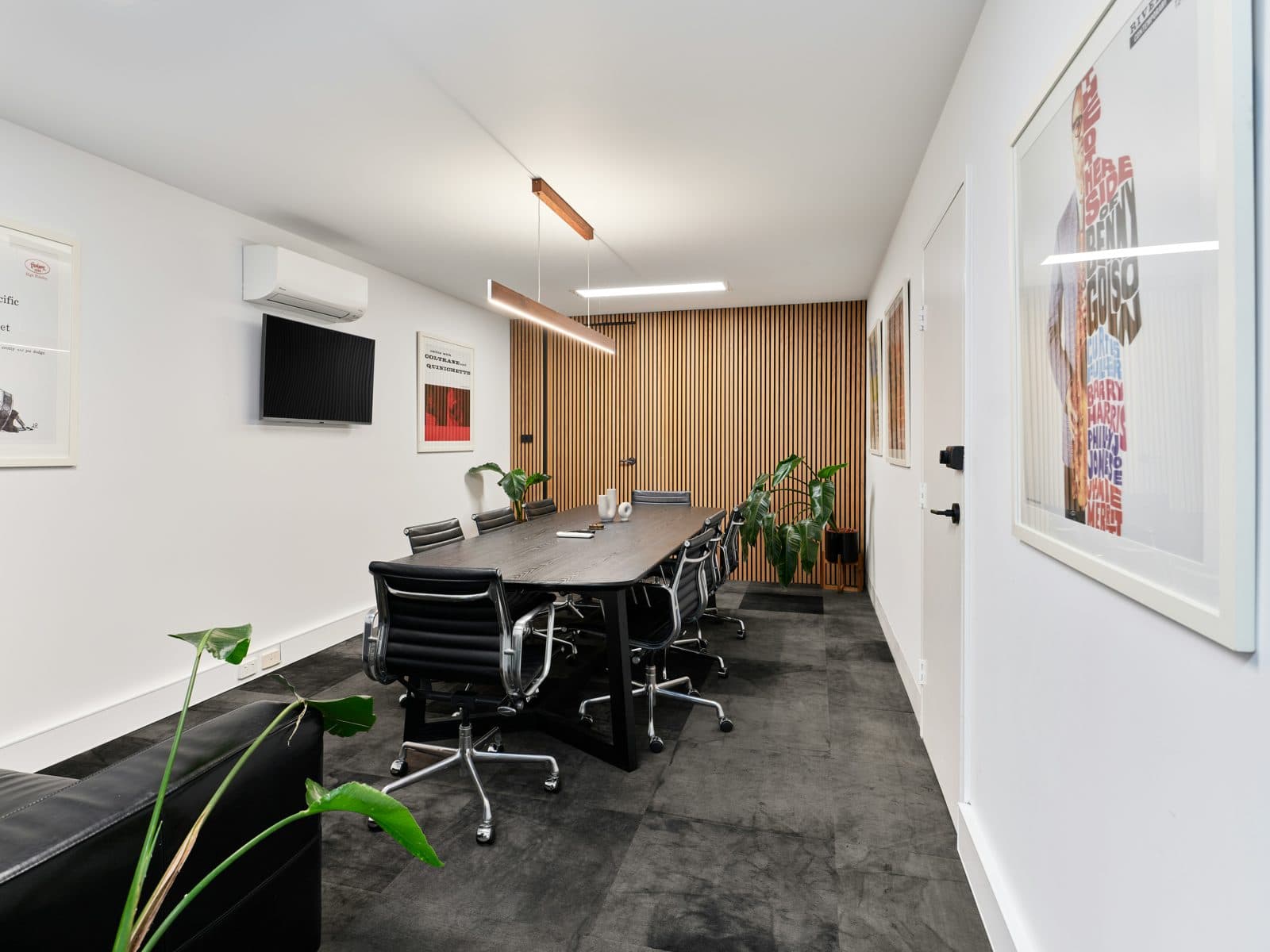 Sala riunioni di uno studio con tavolo e schermo