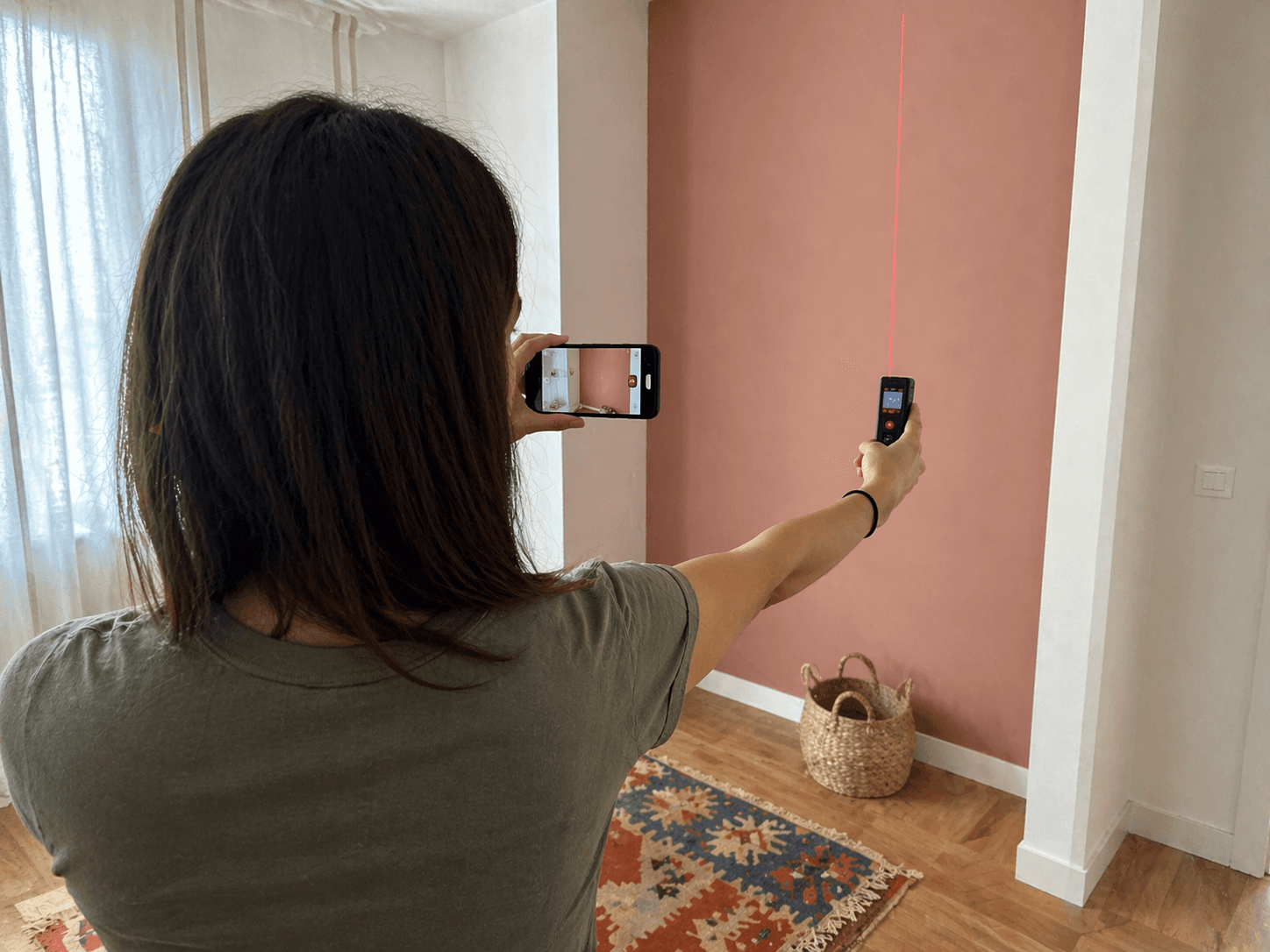 Tecnica MioTecnico esegue rilievo completo dell'abitazione con telemetro laser e smartphone, controllo immobile pre-acquisto